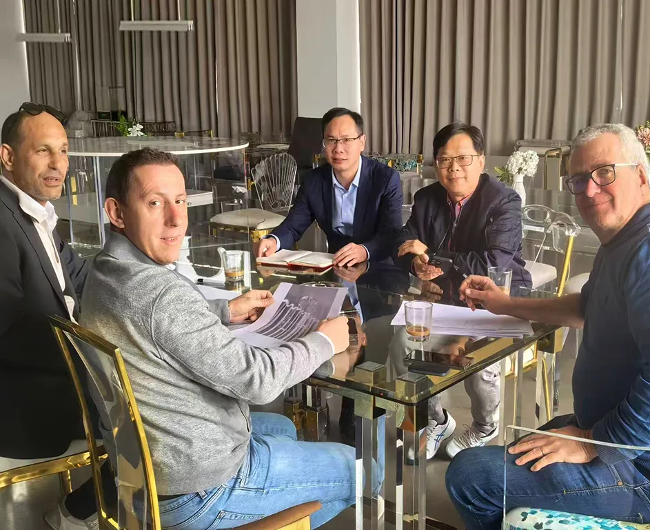 European customers visit our acrylic factory for business negotiation