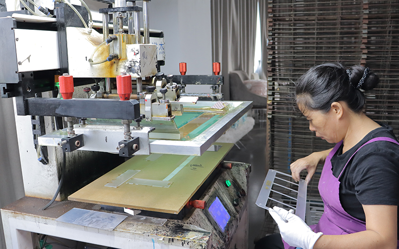 Automatic Silk Screen Printing on Acrylic, Branded Logo Application