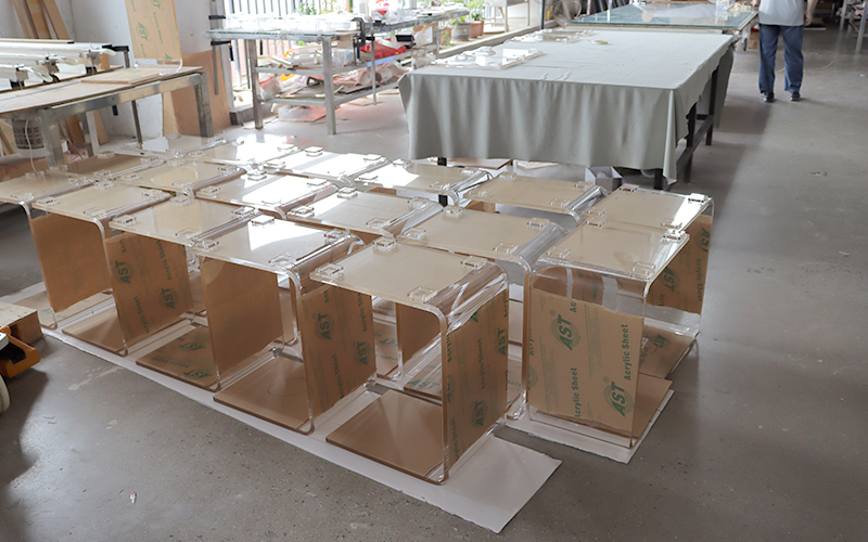 Clear-acrylic-waterfall-desks-with-diamond-polished-edges-on-the-factory-assembly-line.