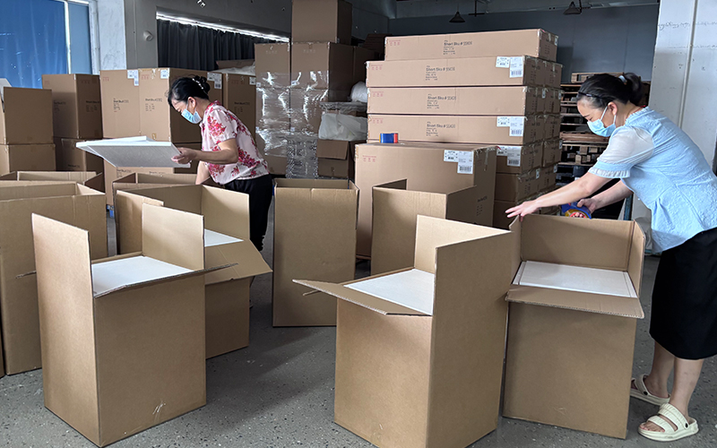 Export-standard-packaging-process-for-large-acrylic-console-tables-by-skilled-workers.