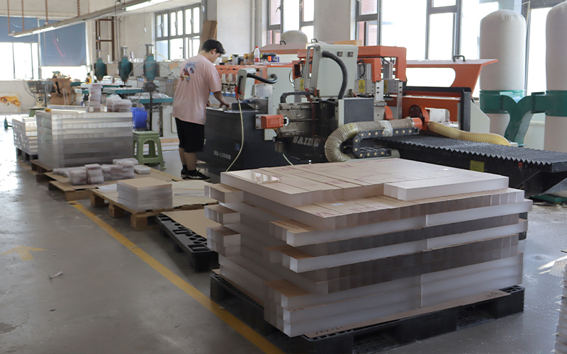 High-capacity Acrylic Production Workshop, Technician at Workstation, Mass Manufacturing