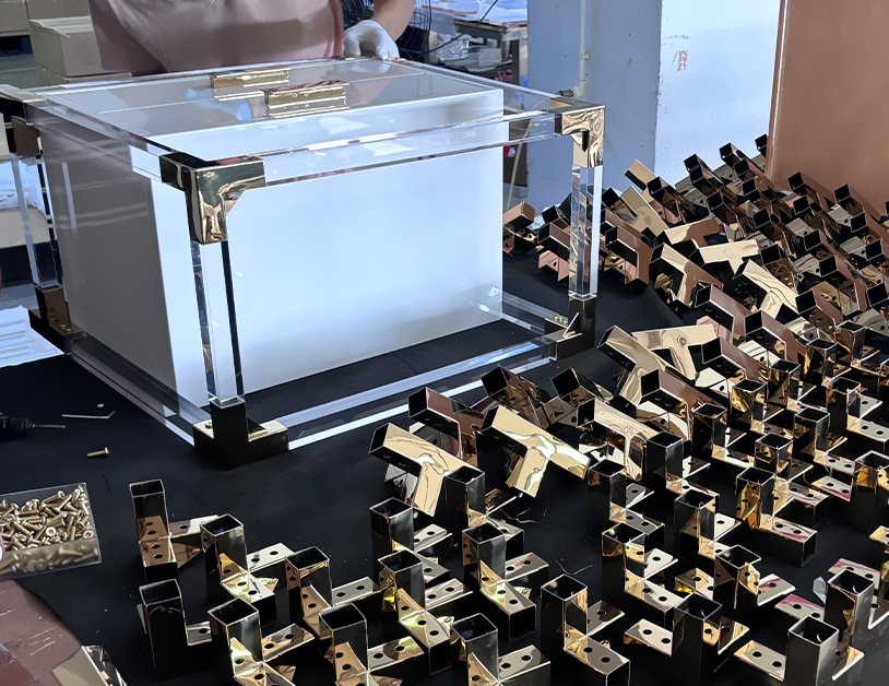 High-end-clear-acrylic-storage-box-with-gold-plated-metal-corner-connectors,-luxury-lucite-display-case-manufacturing