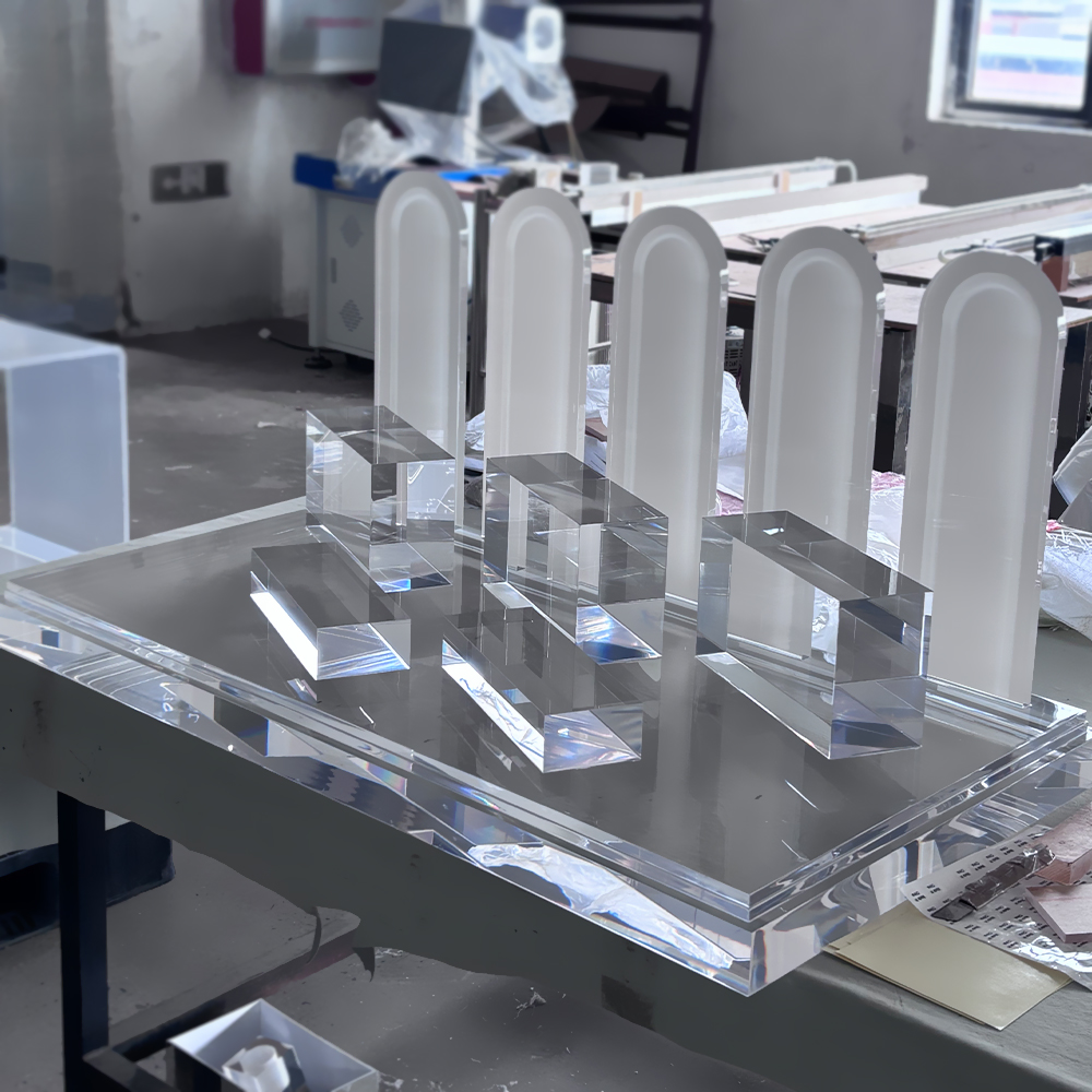 High-transparency heavy-gauge acrylic blocks and frosted display components for luxury retail fixtures, CNC-machined and diamond-polished.