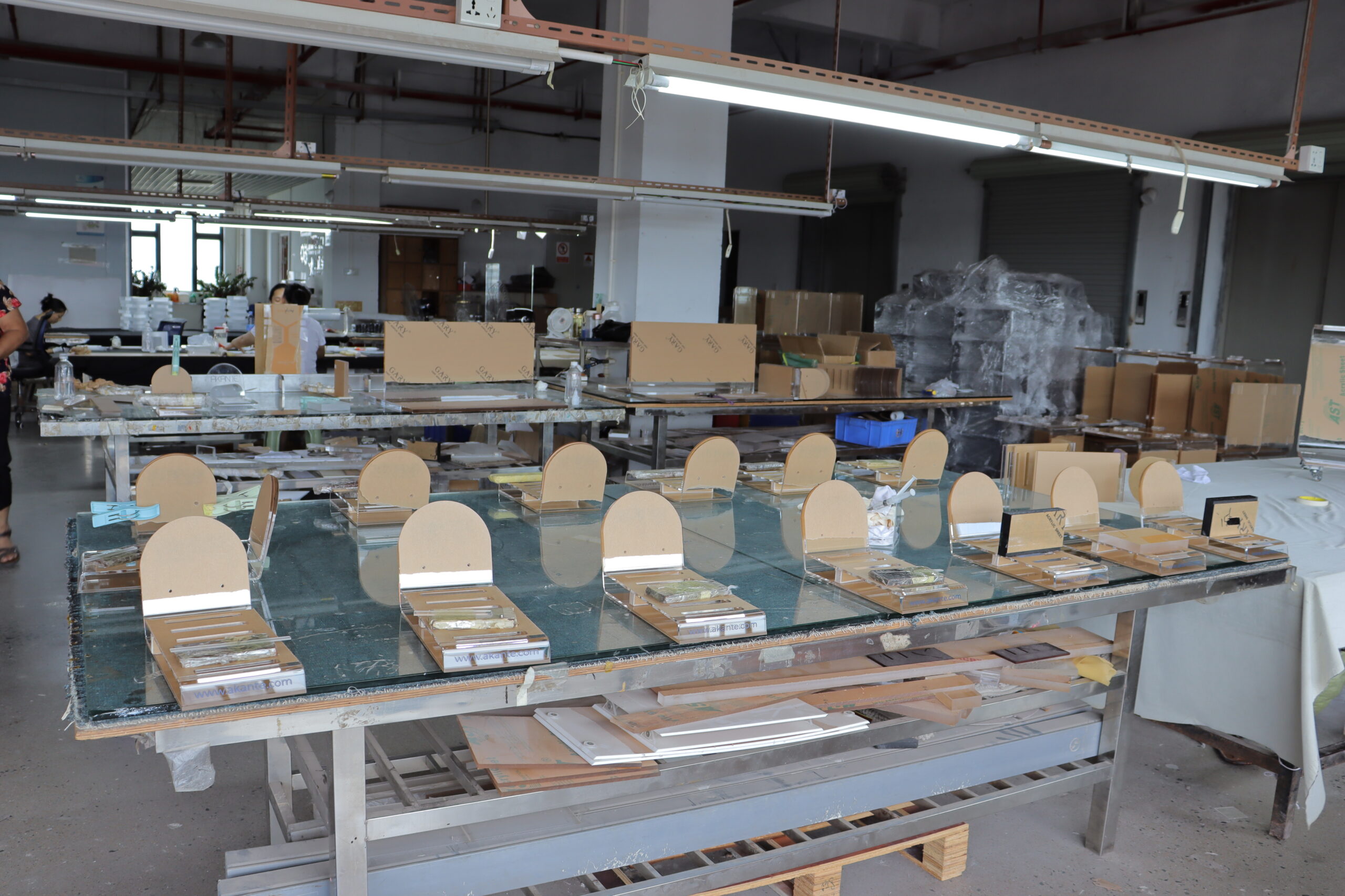 Large-scale batch production of heavy-gauge clear acrylic furniture, wholesale OEMODM factory workshop for international lucite orders..