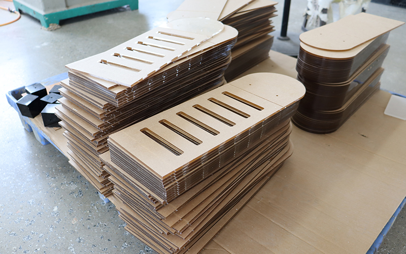 Large-scale batch production of heavy-gauge clear acrylic furniture, wholesale OEMODM factory workshop for international lucite orders.