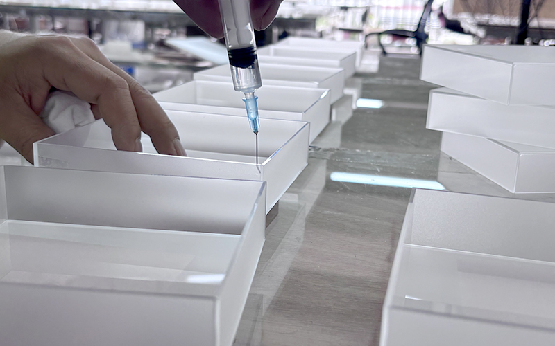 Manual Solvent Bonding for Acrylic Corners, High-precision Glue Injection