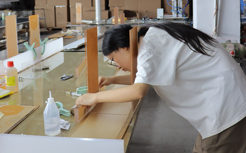 Manual Solvent Injection for Acrylic Corner, Bubble-free Manual Bonding