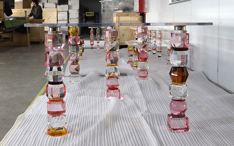 Modern-Luxury-Acrylic-Dining-Table-with-Faceted-Crystal-Legs-OEM-Manufacturer