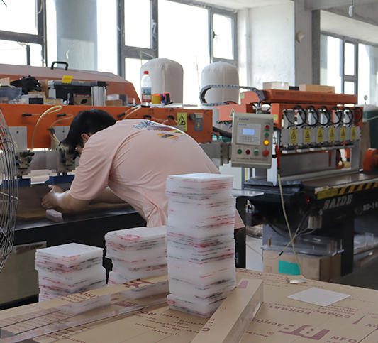 Professional-acrylic-factory-workshop-with-diamond-edge-polishing-machine,-wholesale-lucite-furniture-batch-production-and-precision-CNC-machining-services.