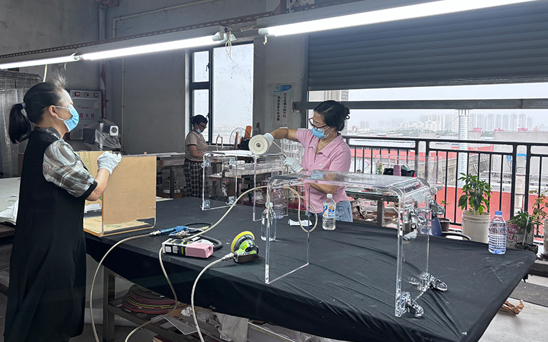 Technical-assembly-of-custom-acrylic-retail-fixtures-on-professional-workbenches.