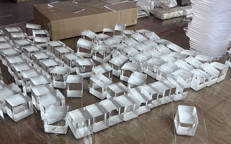 Wholesale production of thick clear acrylic blocks, diamond-polished heavy-gauge lucite cubes for high-end retail display OEM.