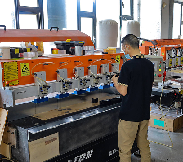 Acrylic-edge-polishing-workshop-with-production-operators