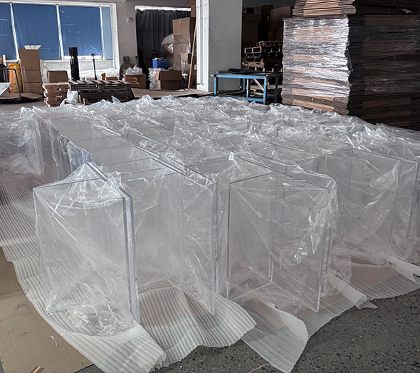 Bulk clear acrylic tables packaged for wholesale shipping