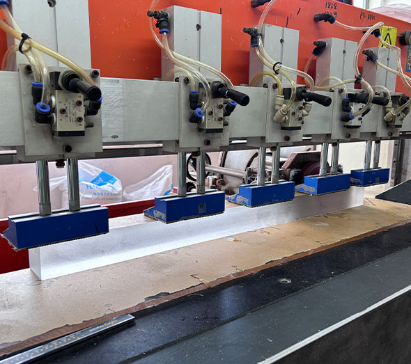 Industrial-acrylic-edge-polishing-machine-in-furniture-factory