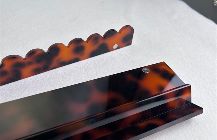 Scalloped edge and magnetic joint on tortoise acrylic mahjong pusher