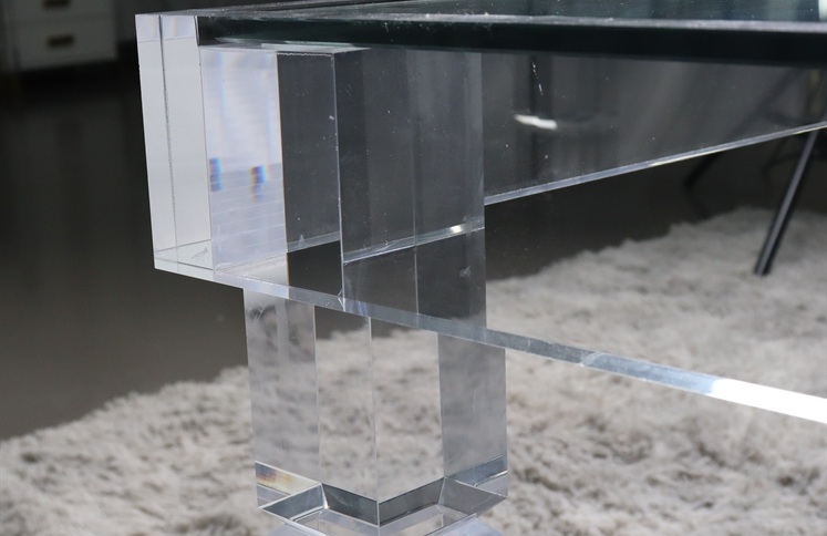 Solid clear acrylic table leg joint and corner finish detail