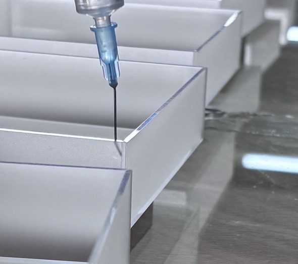 acrylic-box-solvent-bonding-glue-injection-corner-welding-process