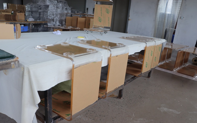 acrylic-tables-production-workshop