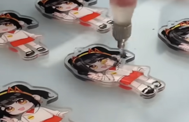 assembling-custom-acrylic-keychains-with-color-connectors