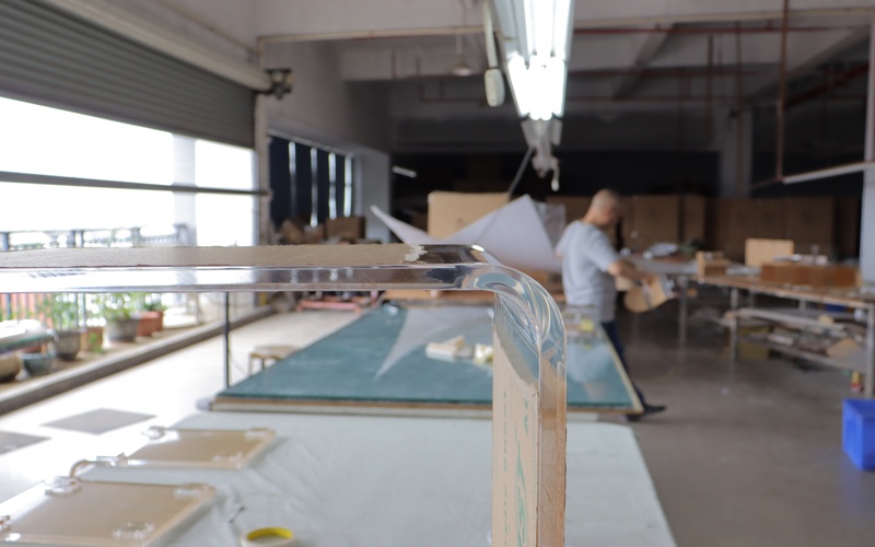clear-acrylic-table-edge-factory