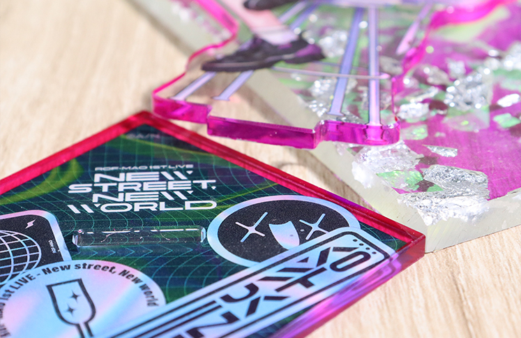 colorful-acrylic-keychain-samples-with-clear-layers-colored-edges-and-polished-finishes
