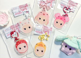 cute-cartoon-acrylic-keychains-with-individual-clear-packaging-and-metal-key-rings