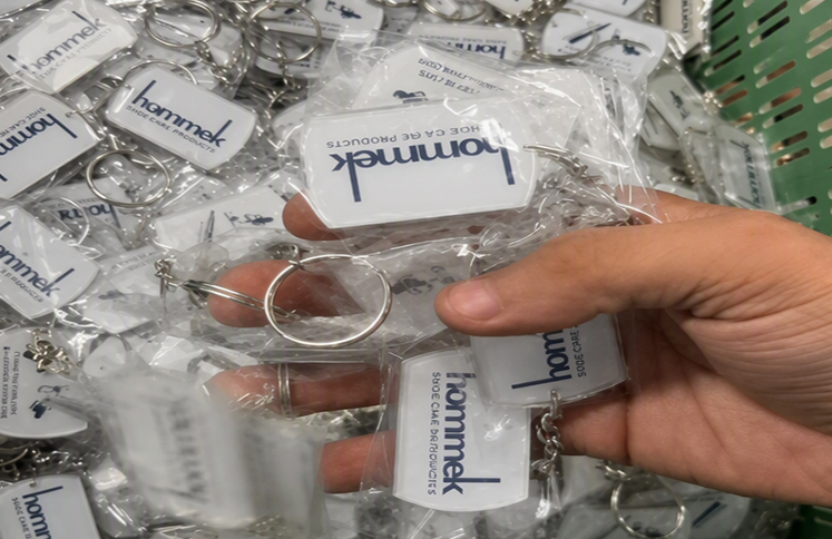 individually-packaged-acrylic-keychains-with-clear-bags-and-custom-brand-labels-for-bulk-orders