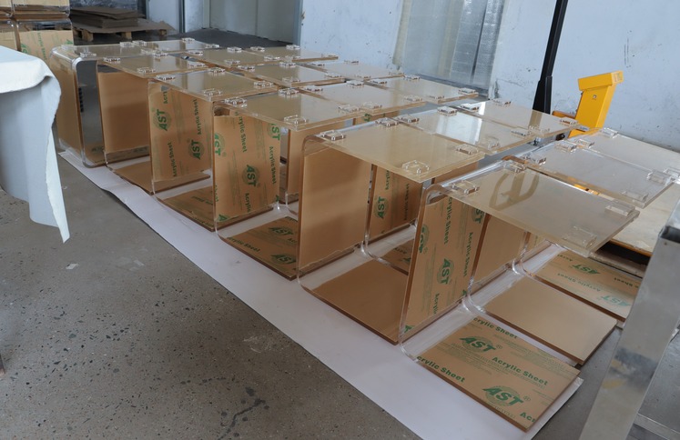 acrylic-c-shaped-tables-batch-production-assembly