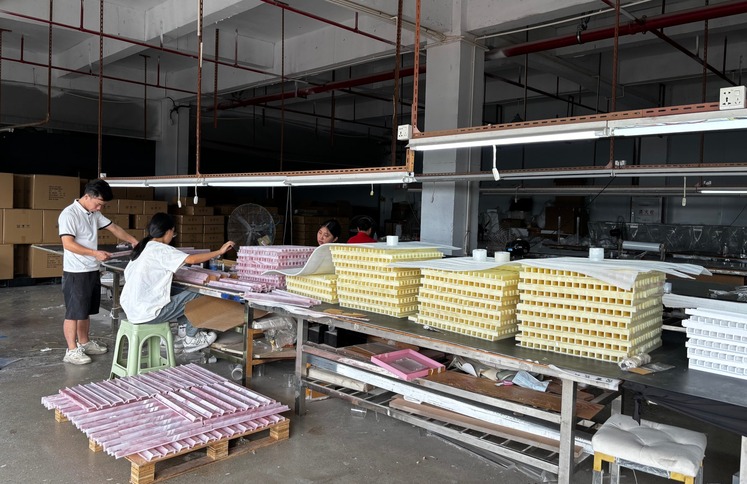 acrylic-mahjong-racks-bulk-manufacturing-assembly-line