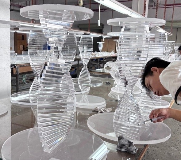 craftsman-bonding-stacked-spiral-acrylic-pedestal-tables