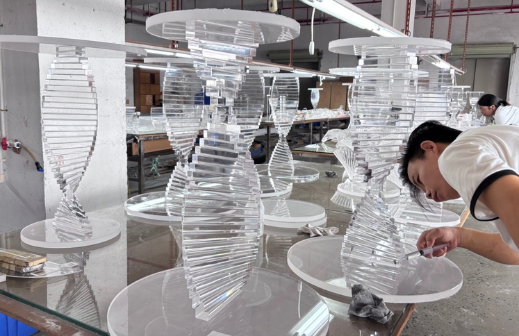 craftsman-bonding-stacked-spiral-acrylic-pedestal-tables