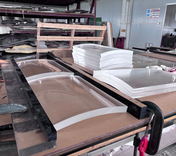 curved-thick-acrylic-slabs-forming-mold-workshop