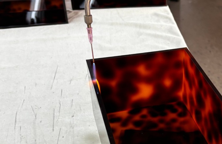 flame-polishing-tortoiseshell-acrylic-box-edge