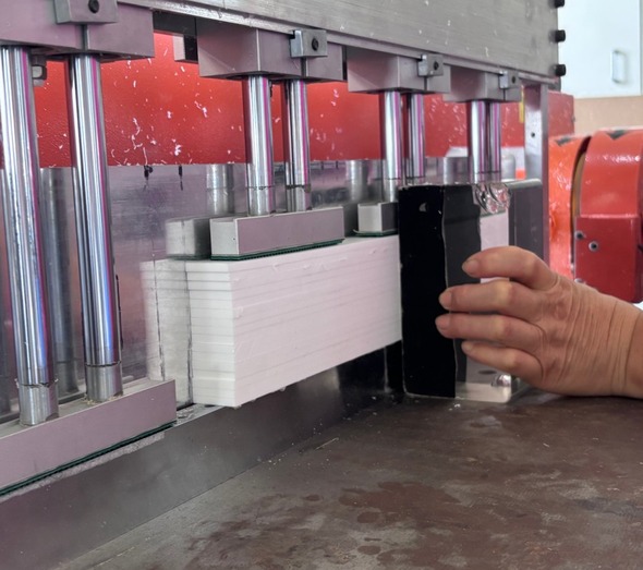 hydraulic-clamping-acrylic-sheets-machining-process