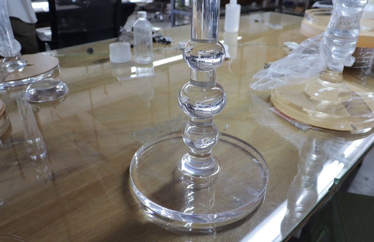 polished-acrylic-sphere-beaded-pedestal-base-detail