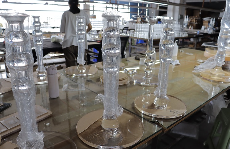 turned-acrylic-sphere-pedestal-stands-workshop-assembly